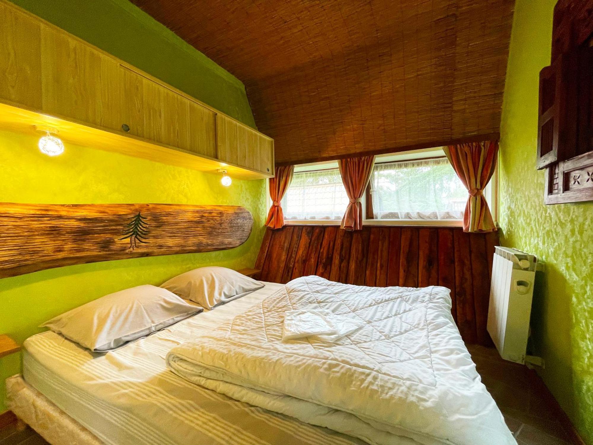Chalets Des Trois Hetres พลอมบิแอร์ส-เลส์-แบ็งส์ ภายนอก รูปภาพ